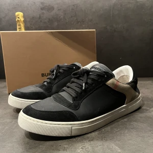 Burberry skor  - Säljer ett par burberry skor i storlek 46 väldigt fräscha skor till sommaren skick 8,5/10, med skorna tillkommer box, hör av er vid fler frågor eller om ni vill ha fler bilder.