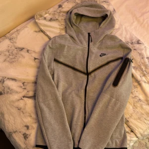 Nike tech  - Hej vill sälja denna eftersom den inte kommer komma till användning längre, pris kan diskuteras 🩷
