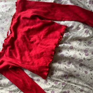 Röd off- shoulder tröja  - Hejsan, säljer denna röda off shoulder tröja i storlek XS! Otroligt bra skick och princip aldrig använd! 