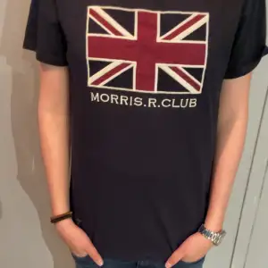 Snygg Morris t-shirt. Bra skick 9/10. Kontakta för frågor pris kan diskuteras.