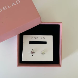 Edblad örhängen  - Säljer dessa söta stjärnor ifrån edblad. Fick i julklapp, men dessvärre kommer de inte till användning då jag använder mer guldsmycken💕