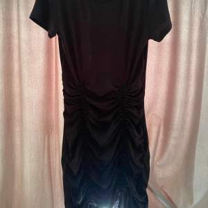 Hej! Säljer denna svarta kortärmade klänning, med ett fint ribbat mönster i storlek XS. Priset går alltid att diskutera ❤️