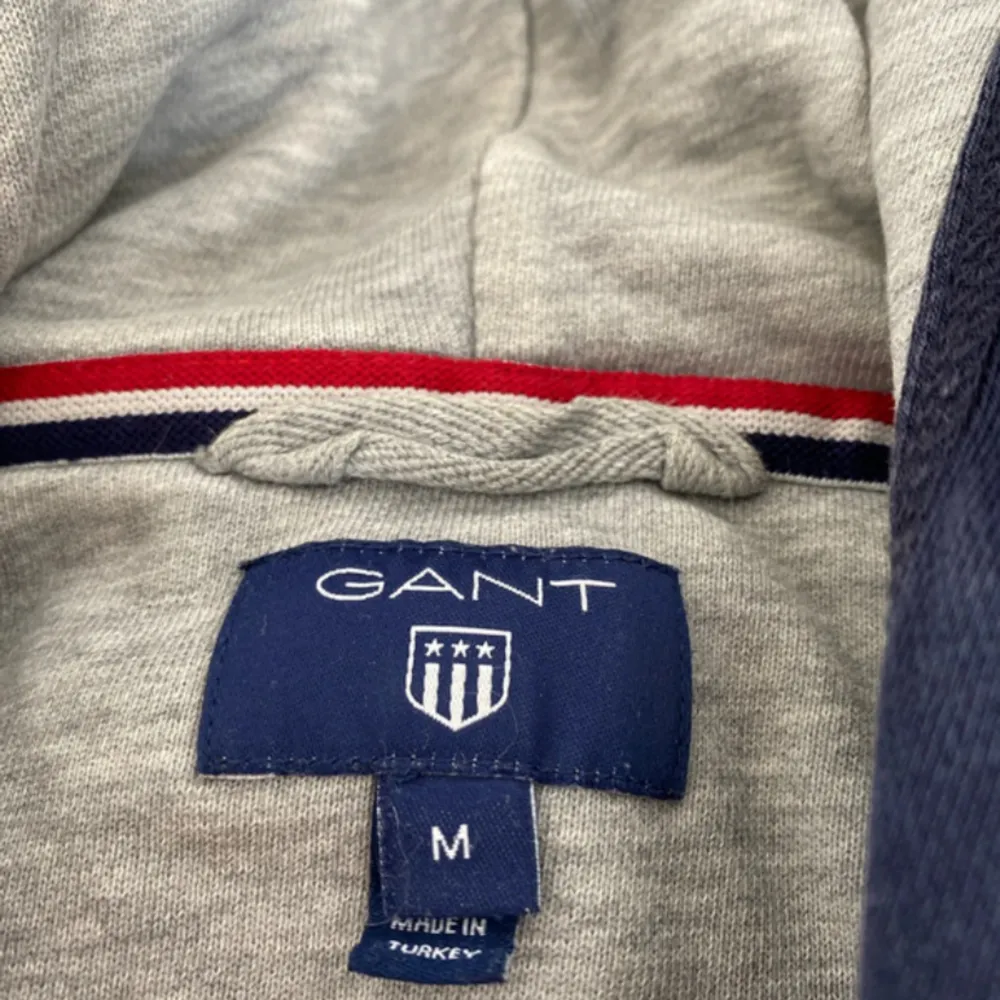  Gant zip hoodie i mörkblå kommer inte till användning mer därför jag säljer den pris går självklart att diskutera . Tröjor & Koftor.
