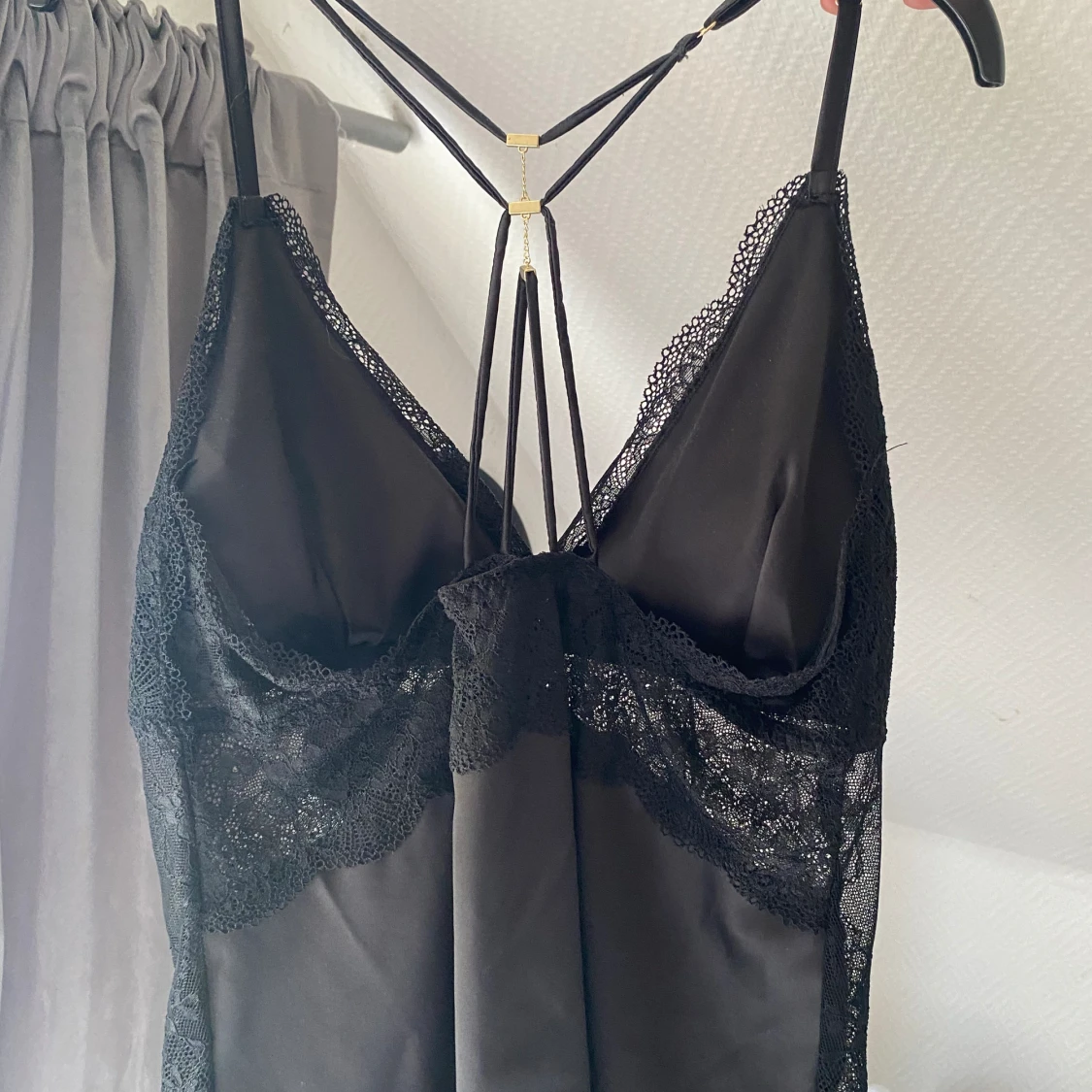 Svart linne med öppen rygg  - 90