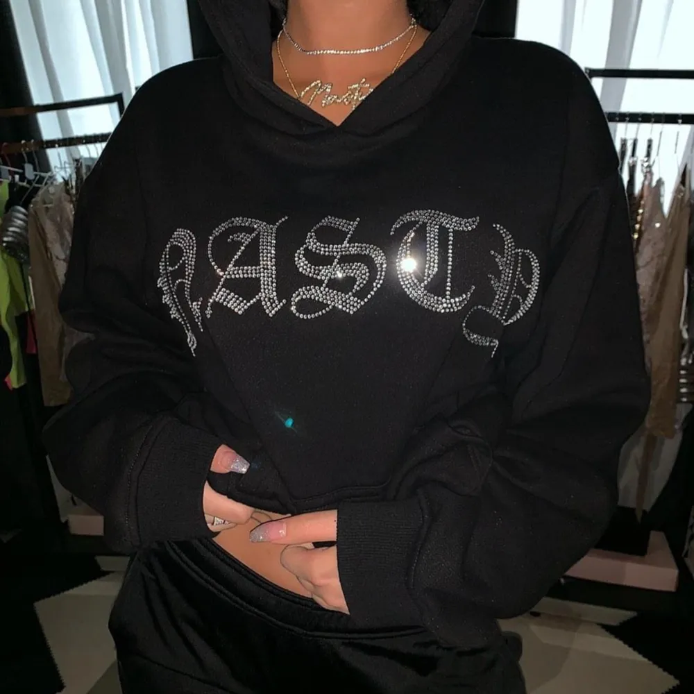 Väldigt bra skick och sjukt skön hoodie från Hidden Cult som inte säljs längre. Alla rhinestones sitter kvar. Priset kan diskuteras. Köpare står för frakt.. Hoodies.