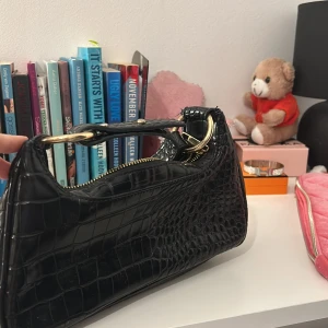 Väska - En väldigt fin liten väska med skinn material och den är i väldigt bra skick , bara använts några gånger och säljer denna för den inte kommer till användning!