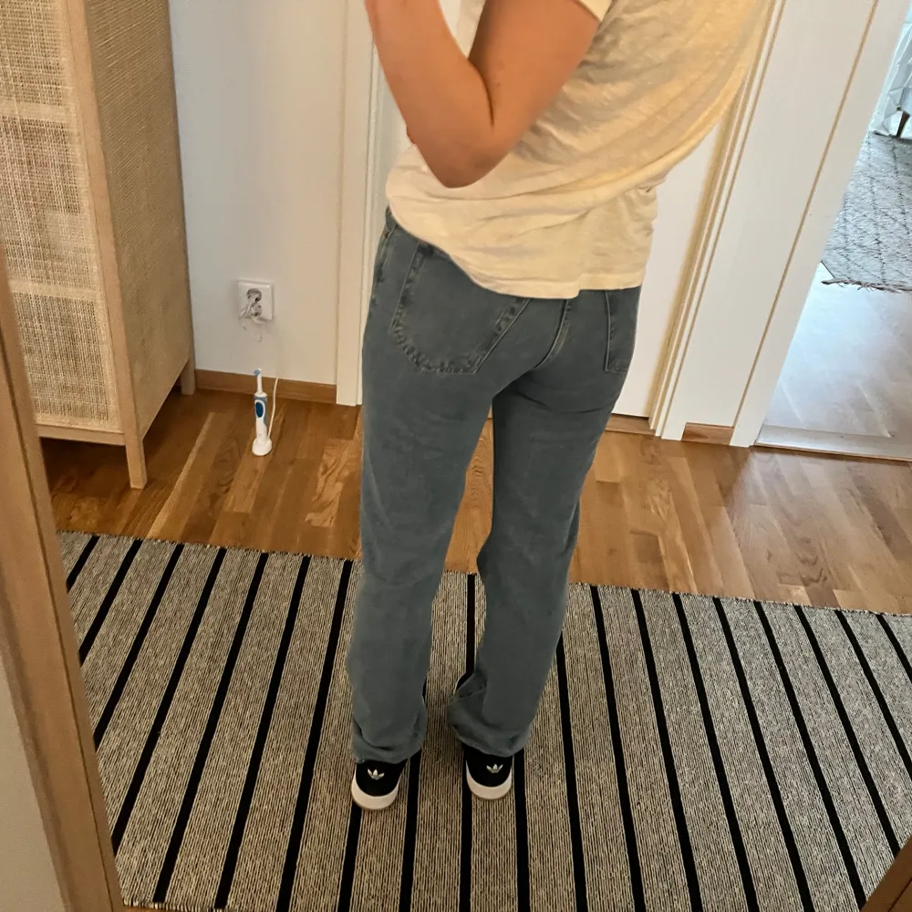 Low waist straight jeans från bikbok, storlek 26/32. Aldrig använda utan endast provade då jag tycker att det inte sitter bra på mig. 🫶. Jeans & Byxor.