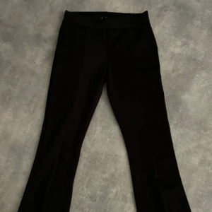 Svarta kostym butcutbyxor - Svarta kostym, bootcutbyxor.💕💕