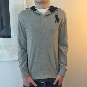 Säljer nu denna feta Ralph Lauren hoodien i färgen grå. Hoodien är i storlek 14 år. Modellen på bilden är 160cm. Tröjan är i superbra skick utan några som helst defekter! Vårt pris ligger på endast 499kr! Hör av er vid minsta fråga eller fundering 💭 