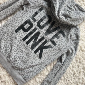 Victoria’s Secret zipup kofta  - Så fin vs kofta, storlek s men passar xs-m beroende på vilken passform man vill ha. Vill du köpa trycker du på köp nu, jag postar inom 24h