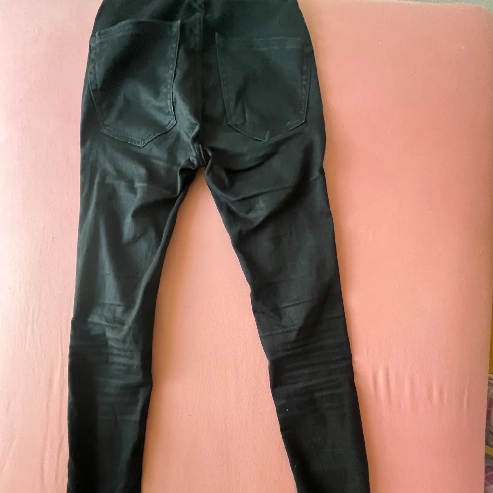 Svarta skinny jeans. Aldrig använd. Storlek xs, men funkar för S också.  Inte alls genomskinliga. Högmidjade . Jeans & Byxor.