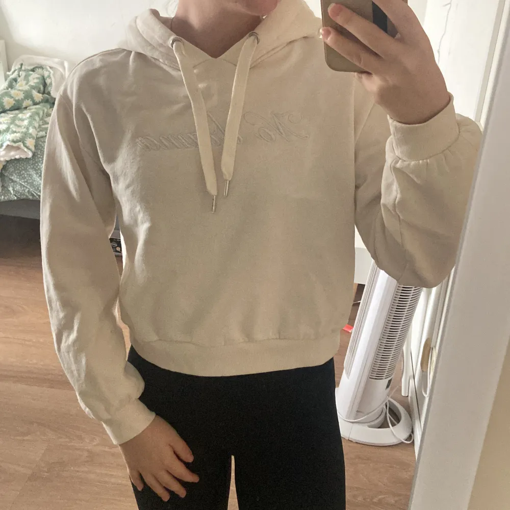 Vit hoodie från H&m i storlek xs. Den är navel kort på mig 155cm. I mycket bra skick.  . Hoodies.