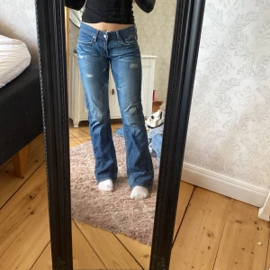 Adriano Goldschmied jeans - Säljer dessa lågmidjade jeansen från Adriano Goldschmied i storlek 29. Dem skulle nog passa dig som har S/M. Väldigt snygg modell på jeans, utsvängda där nere och sedan fina detaljer på bakfickorna. Säljer för 300+frakt💓
