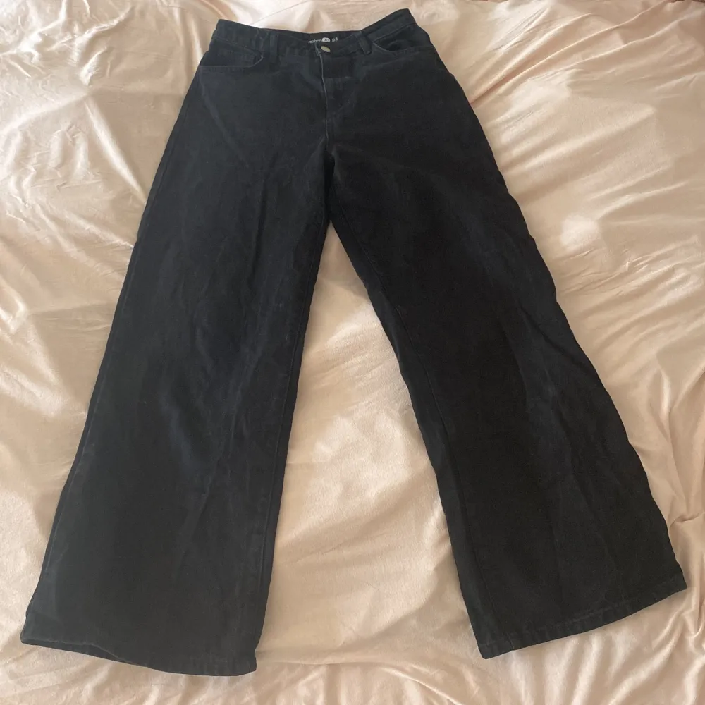 Ett par svarta utsvängda jeans från boohoo TALL i storlek 38. Fickor fram och back . Jeans & Byxor.