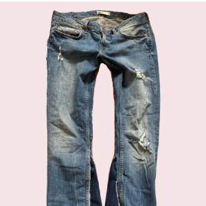 Super snygga lågmidjade jeans! Säljer då de inte kommer till andvändning. Midja 39 cm tvärs över. Innerbenslängd 79 cm. 