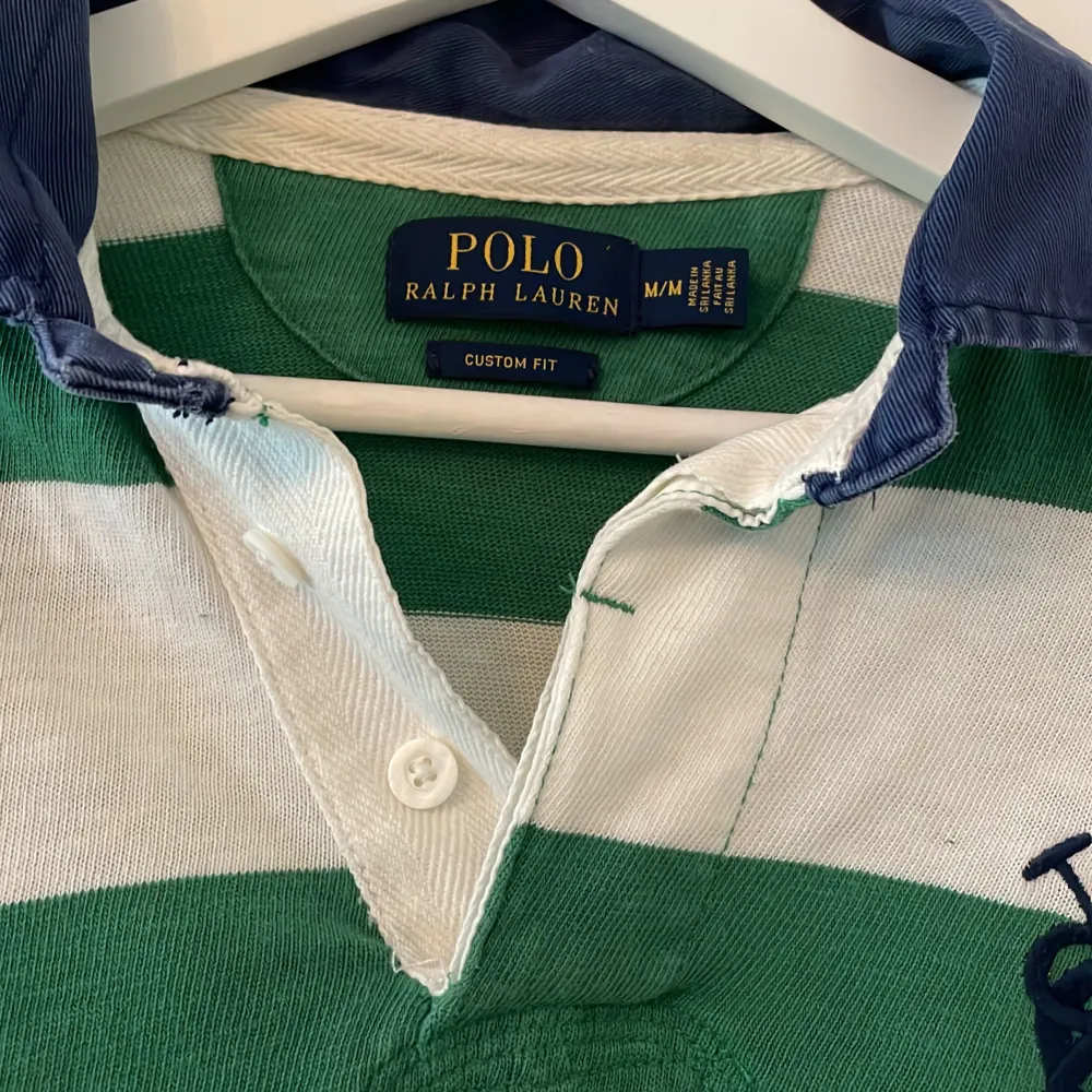 Ralph Lauren rugbytröja. Fint skick. Storlek M, köparen betalar frakt.. Tröjor & Koftor.