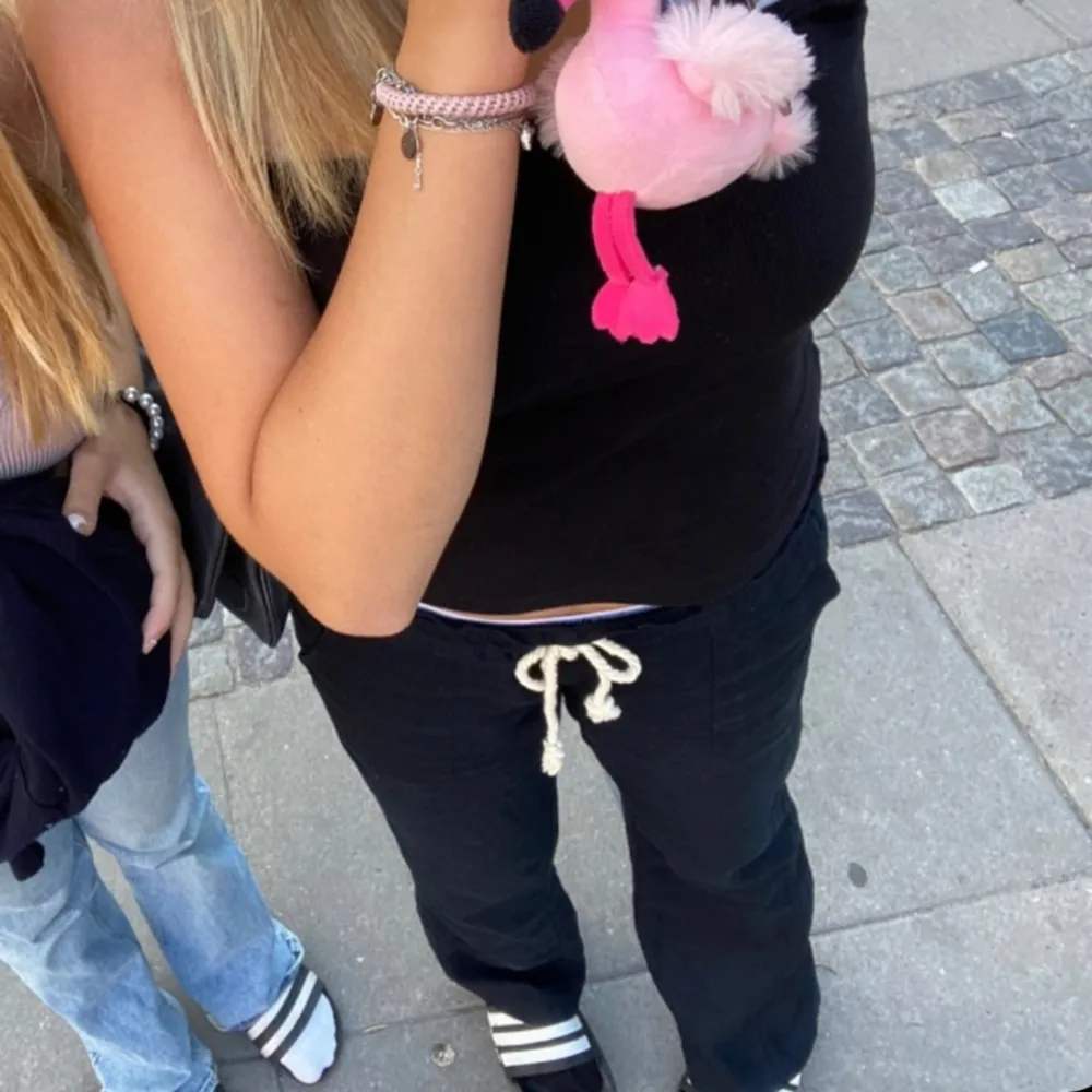 Säljer mina marinblåa linnebyxor från roxy i storlek S🥰Nypris 599 mitt pris 350 men går att diskutera!🙌🏼. Jeans & Byxor.