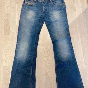 Bootcut jeans från diesel i väldigt bra skick! I storlek W30 L32 så skulle säga att d passar om man är runt 166-170 cm. 💕💕