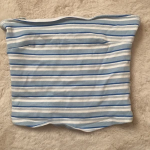 Gina sommartopp - Topp från Gina!!! Jätte söt till sommar med speciella band så den inte trillar ner!!!!