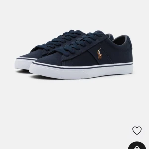 Ralph Lauren skor - Säljer dessa marinblå ralph lauren skorna! unisex och i väldigt fint skick då bara andvända unigefär 2 veckor Pris kan diskuteras vid snabb affär! NYPRIS 999kr