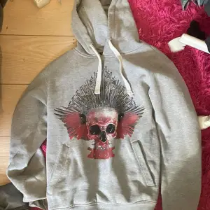 Säljer denna as coola hoodie för att den inte används längre, kom privat för bilder eller frågor🫶