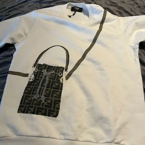 fendi tröja  - Helt ny , jätte bra skick, säljer för den är för stor.