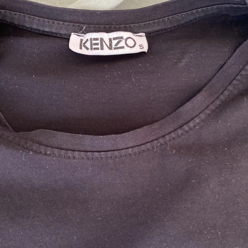 Kenzo t shirt i bra skick,använd lite.i storlek S,priset kan alltid diskuteras vid snabb affär.. T-shirts.