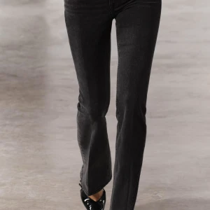 Zara jeans  - Säljer mina svarta zara jeans då den är lite för korta för mig. Dem är inte slitna då jag inte användt dem så mycket. Den är lite grå/svarta och nypriset är 400kr.