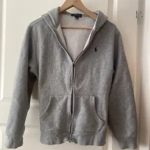 Polo Ralph lauren zip up hoodie. Storleken e XL i barnstorlek så den sitter som en S. Bra skick. Pris kan diskuteras via snabb affär, skriv vid frågor 