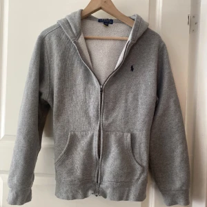 Polo Ralph lauren hoodie - Polo Ralph lauren zip up hoodie. Storleken e XL i barnstorlek så den sitter som en S. Bra skick. Pris kan diskuteras via snabb affär, skriv vid frågor 