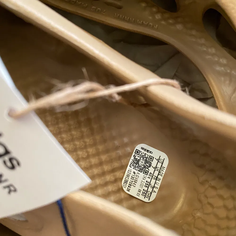  Storlek 40.5  Färg Clay Taupe Perfekta skor till vår och sommar Helt nya, oanvända, med Original låda Authenticated av Hypeboost  Slippa skicka pengar till Adidas , Köp från mig istället  🇵🇸. Skor.