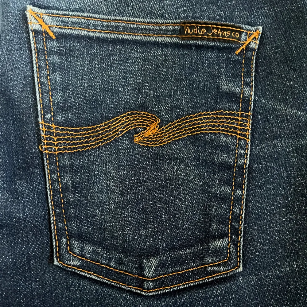 Säljer dessa feta nudie jeans i fint skick (8,5/10) Mitt pris 349 Hör av er vid minsta fråga //ÖbergResell. Jeans & Byxor.