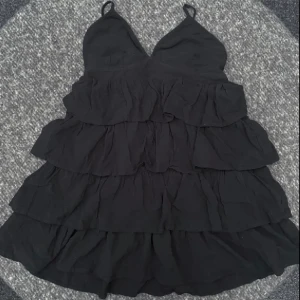 HM volangklänning  - Jättefint skick, tryck gärna på köp direkt🫶🏼