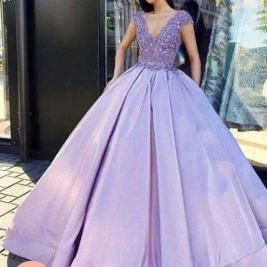 Bal klänning - Bal/Quince klänning säljs för 1200kr pris kan diskuteras, använd en gång med pris lapp kvar! Man får med underkjol om man skulle vilj ha de, storlek 34/36