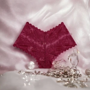 Spetstrossa  - Spetstrossa vinröd Storl 6 Nya utan tagg Katt finns i hemmet 