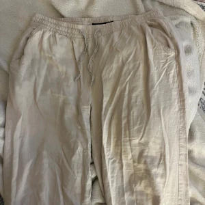 Linne byxor - Säljer nu mina älskade linne byxor då dom inte passar mig längre, dom är storlek M men skulle mer säga S!💞