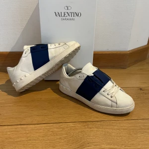 VALENTINO OPEN - Säljer ett par Valentino opens i strl 44, passar även 45! Condition 8,5/10 Säljs pga att de inte används längre. Köpta här på plick för ca 6 månader sen men endast använda av mig ca 5 gngr. Allt OG tillkommer.  Hör av er om ni har några funderingar! 