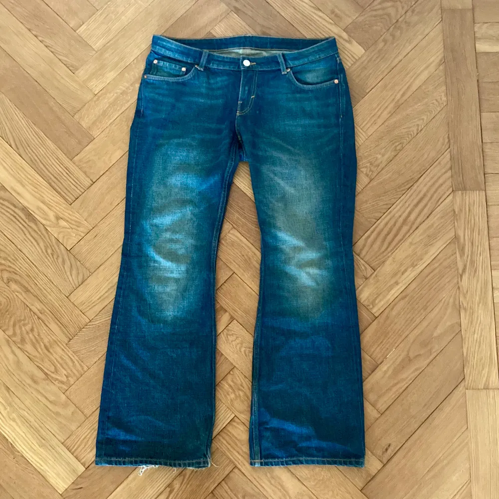 👖 Retro flared jeans från Weekday! 👖  🔍 Bra skick, perfekt för din stil! 🔍  💼 Second hand, unikt fynd! 💼  🌟 Uppgradera din look idag! 🌟 Pris kan diskuteras!. Jeans & Byxor.