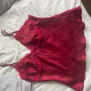 Röd gullig silkes pyjamas med spets