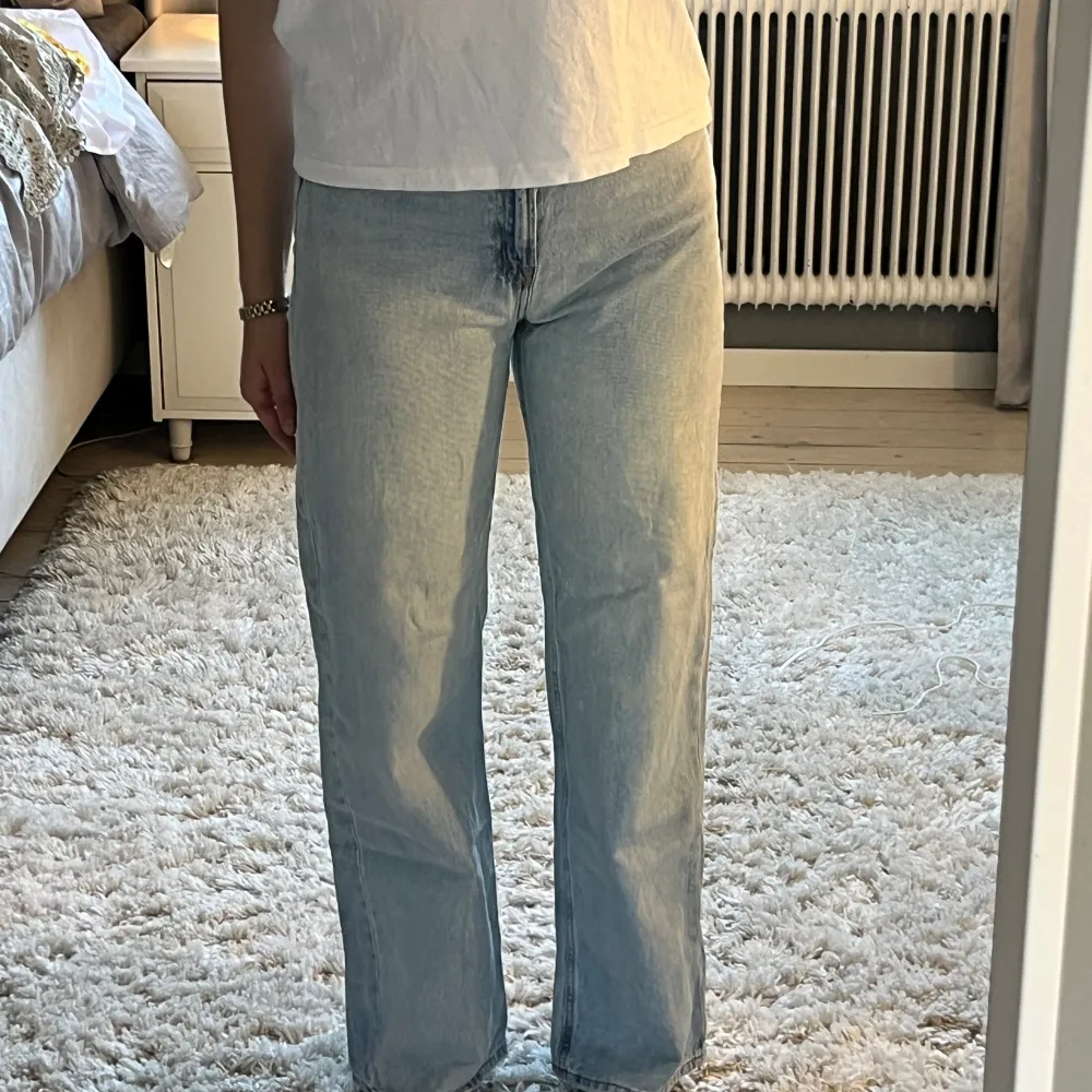 Säljer dessa raka jeans från Hm då jag inte får användning för dom. Dom är i storlek 38. Använda max 3 gånger. . Jeans & Byxor.