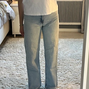 Raka jeans  - Säljer dessa raka jeans från Hm då jag inte får användning för dom. Dom är i storlek 38. Använda max 3 gånger. 