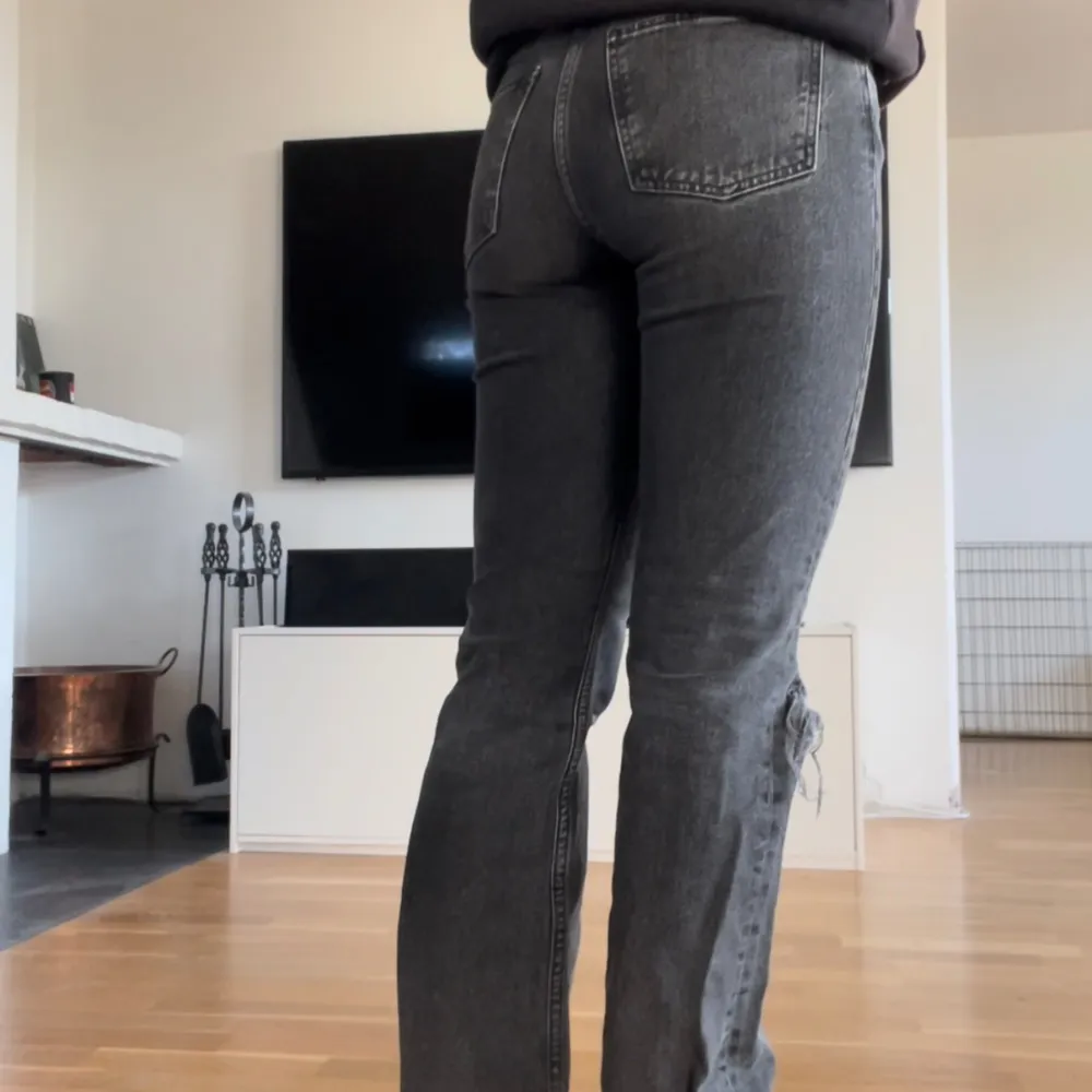Svarta/gråa jeans från Gina Tricot i storlek 36, Säljs då de inte kommer till användning längre. Fler bilder kan tas vid intresse, köparen står för frakt och pris kan diskuteras! 😊. Jeans & Byxor.