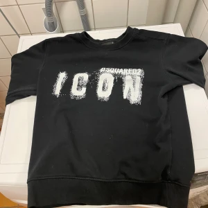 Dsquerd hoddi storlek s - hej ! Säljer nu min ds tröja för ett rimligt pris inga skador ingerting, och sitter svin bra i storleke, hör gärna av er om info, 