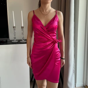 Rosa klänning  - H&M divided, strl XS. Passar bättre på någon som bär en XXS. Materialet är lite skrapat/noppigt på baksidan. Syns ifall man är väldigt nära. Finns bild på det.