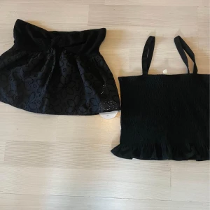 Helt nya  - En svart axelbandslös med lappar kvar  En svart med smock och volang 