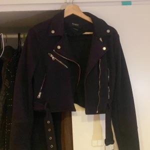 Mocka jacka - Väldigt fin och skön marinblå mocka jacka.💙😍