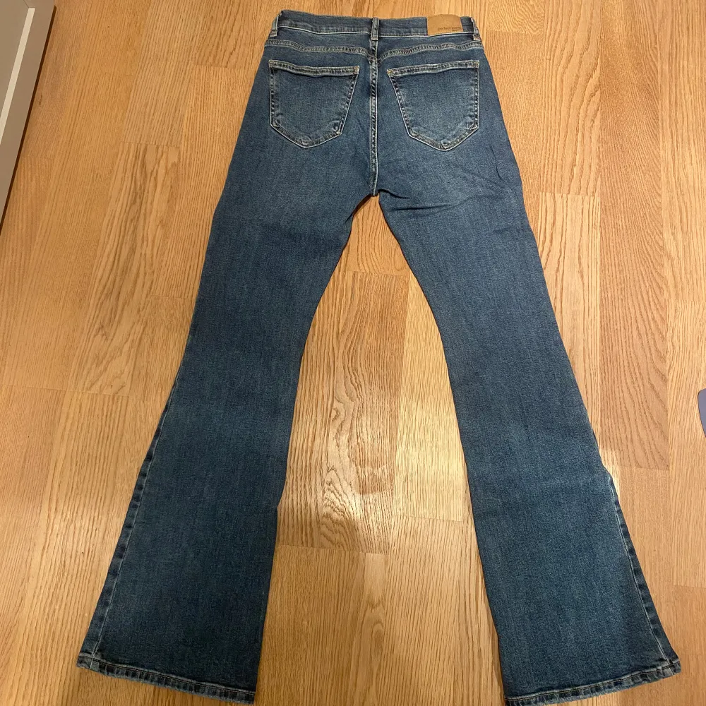 Säljer mina Gina Tricot jeans i storlek 38 då de är för stora för mig. Jeansen är i jättefint skick förutom pyttelite slitna längst ned (syns knappt 😊). De är egentligen blåa men ser lite gråare ut på bilden pga ljuset.  Ganska stora i passformen 💕. Jeans & Byxor.