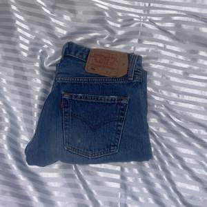 Jeans från Levis i modellen 501. Är i nyskick utan några märkbara skador. Säljer då de är för små för mig🩷💞