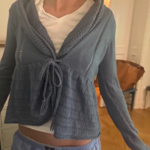 Sötaste odd molly koftan - Säljer min fina odd Molly kofta som passar med en söt topp under! Nyskick 