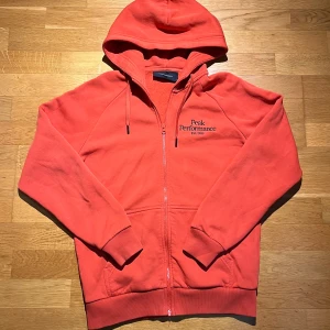 Peak Performce Zip - Säljer denna tröja som jag aldrig använt inköp på johnells för 1199 kr. Använt sällan och är i bra skick! Kan lösa bra pris vid en snabb och enkel affär 😀 Mvh Filip 